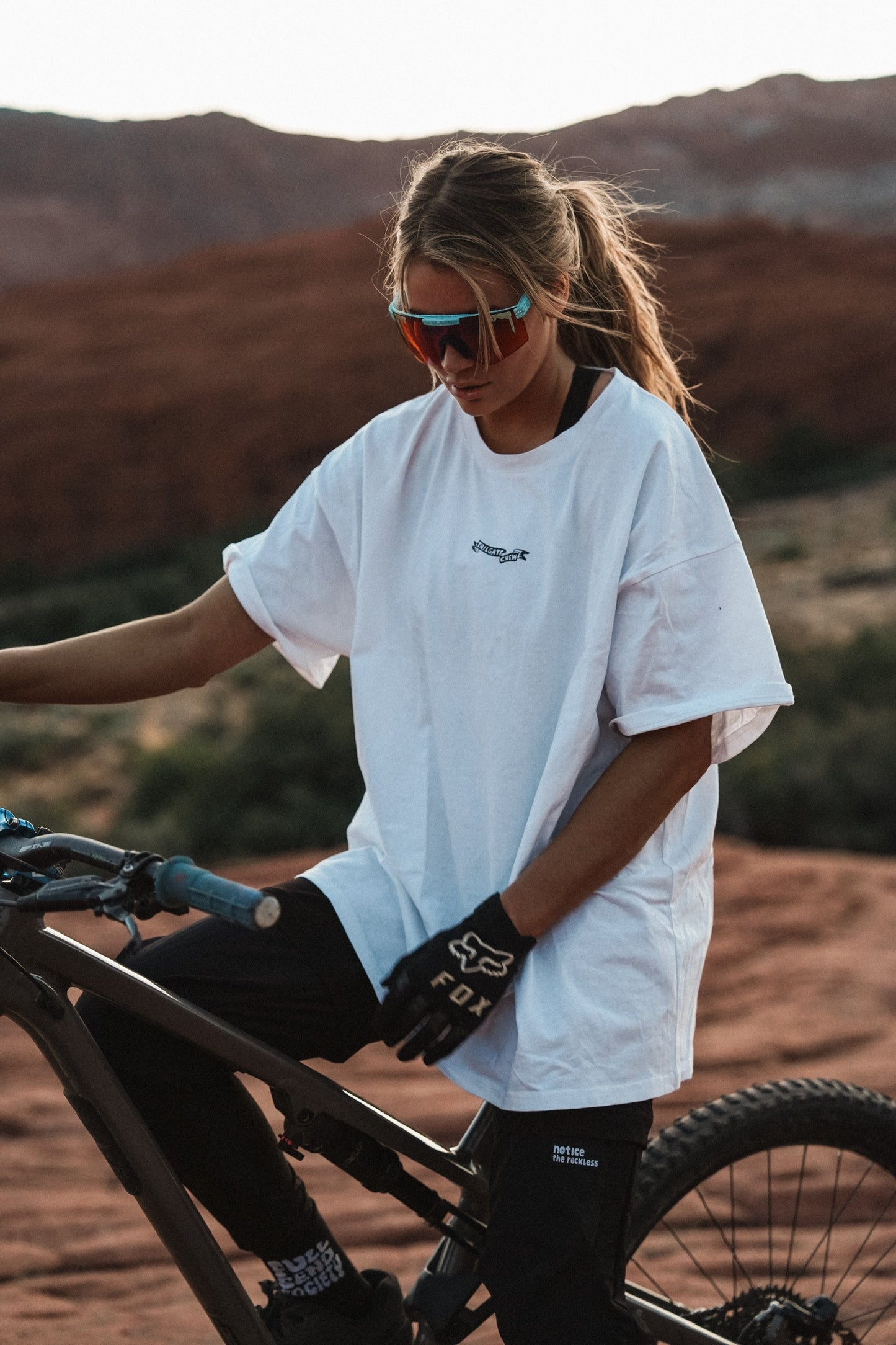 Relaxed fit women’s MTB shirt combining casual utility style, soft all-day comfort and easygoing mountain bike culture vibes