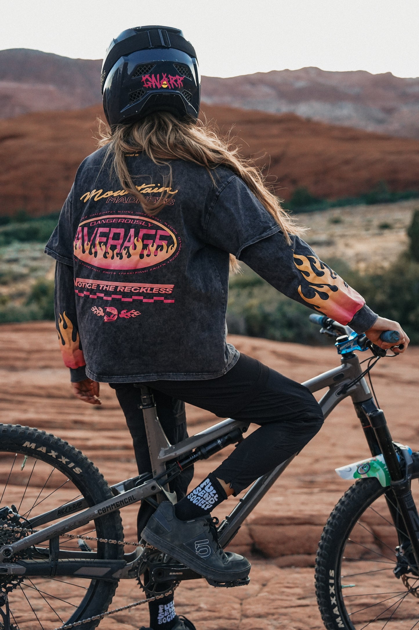 Lightweight layered MTB jersey built for all-day rides, post-ride hangs and effortless utility-focused outdoor wear