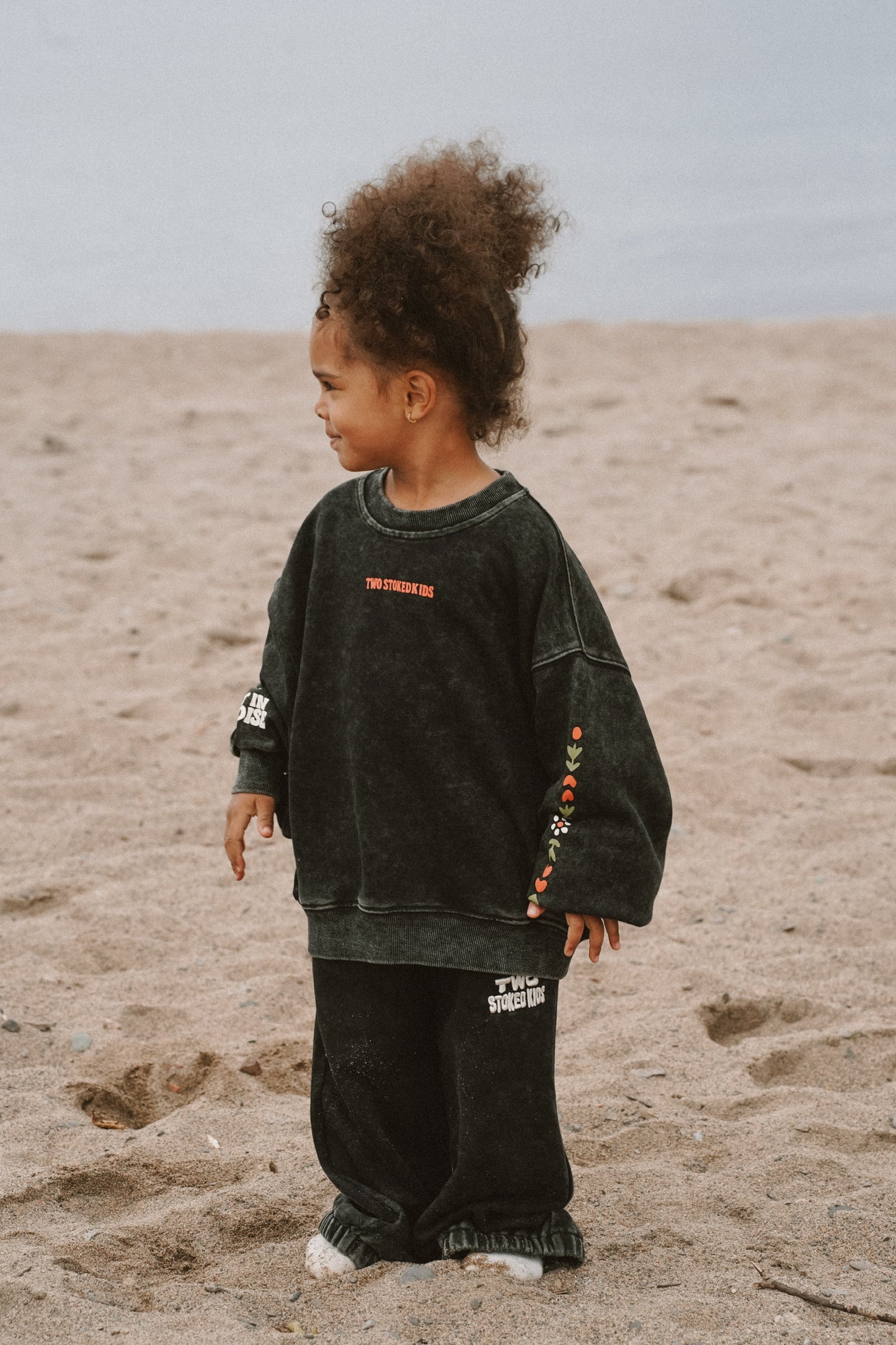 Black washed kids sweatpants in 100% cotton with elastic waist and embroidered detail on the leg