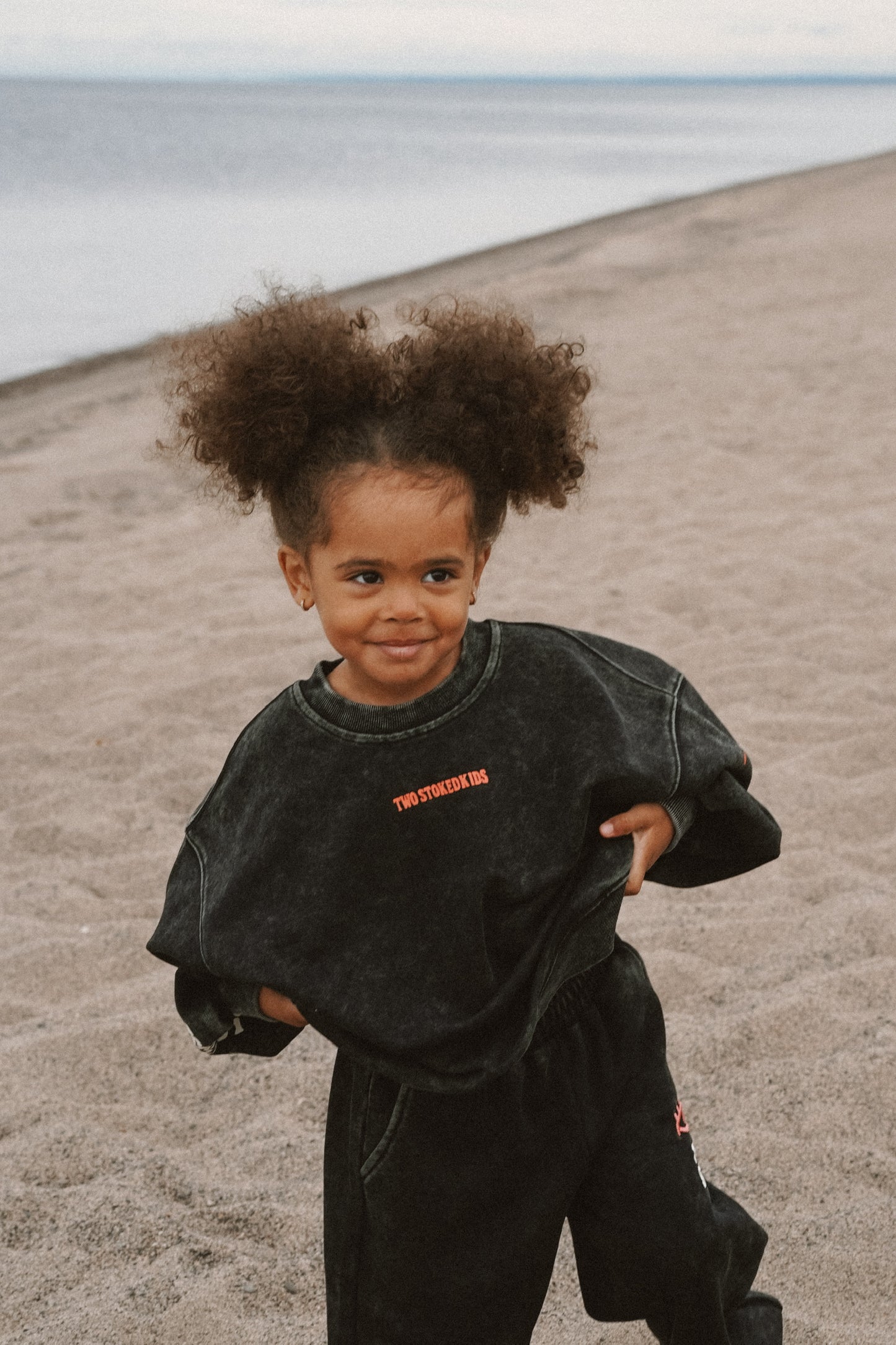 100% cotton oversized crewneck for kids in black with vintage wash finish.