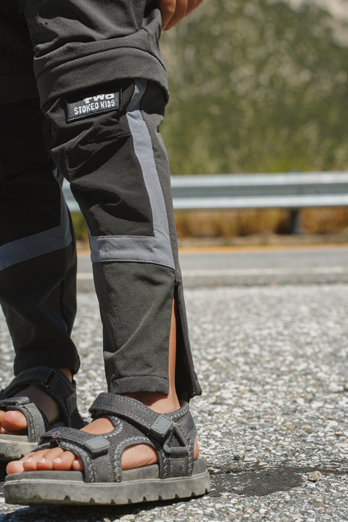 Lightweight youth mountain bike pants built for active trail days, pedal-friendly comfort and versatile riding conditions