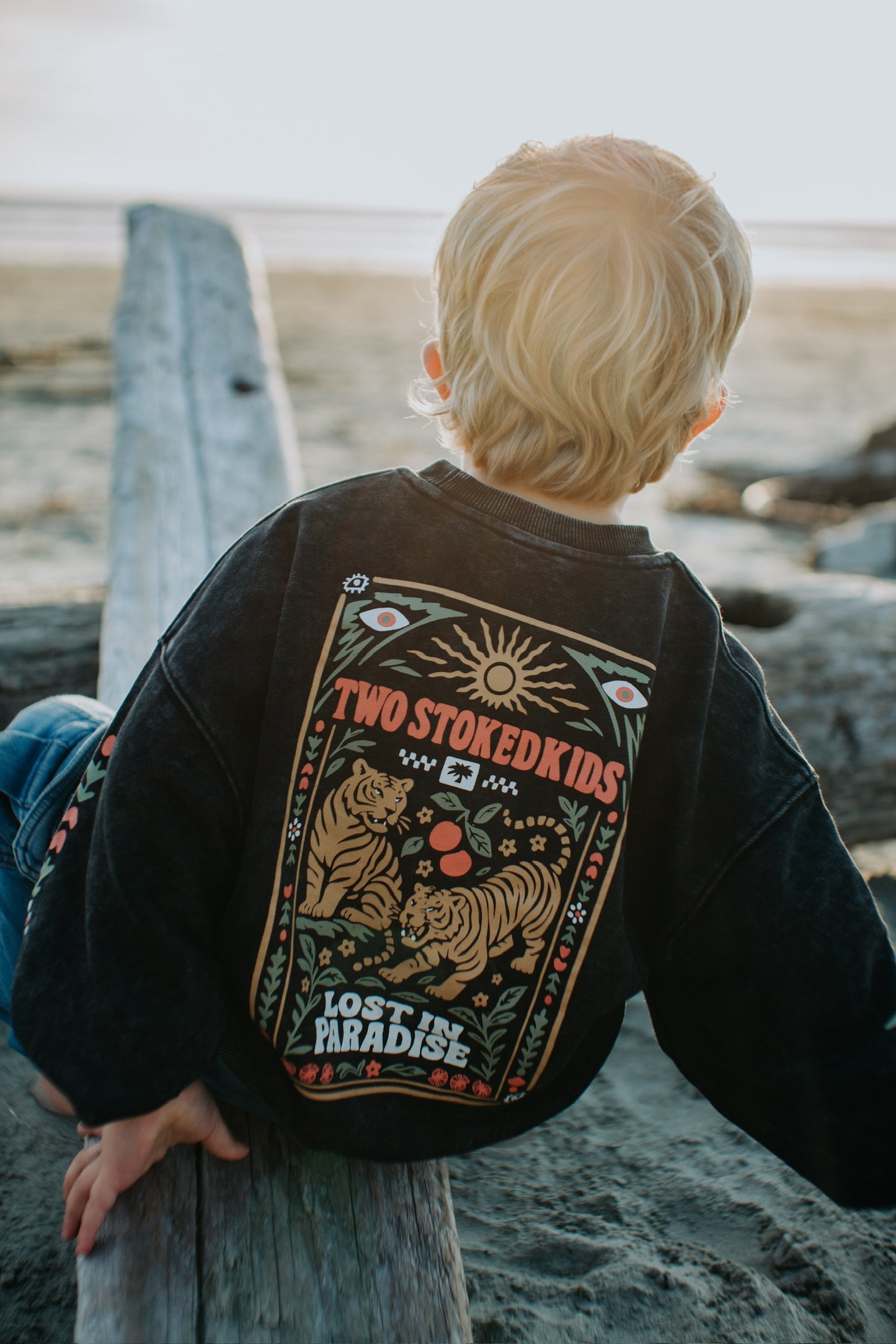 Oversized black washed crewneck for kids in 100% cotton with graphic print on the back