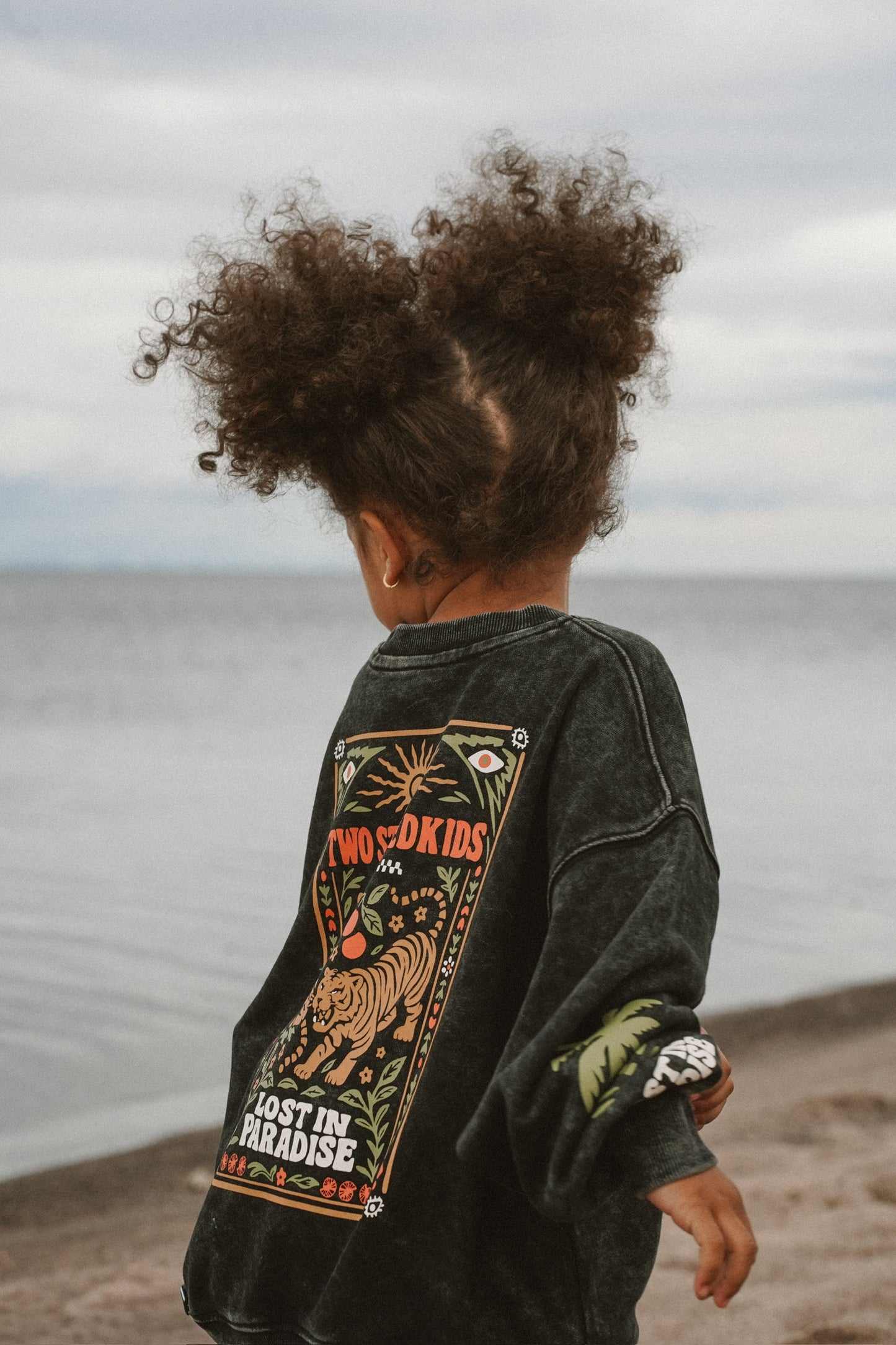Black washed oversized crewneck for kids in 100% cotton with front and back print