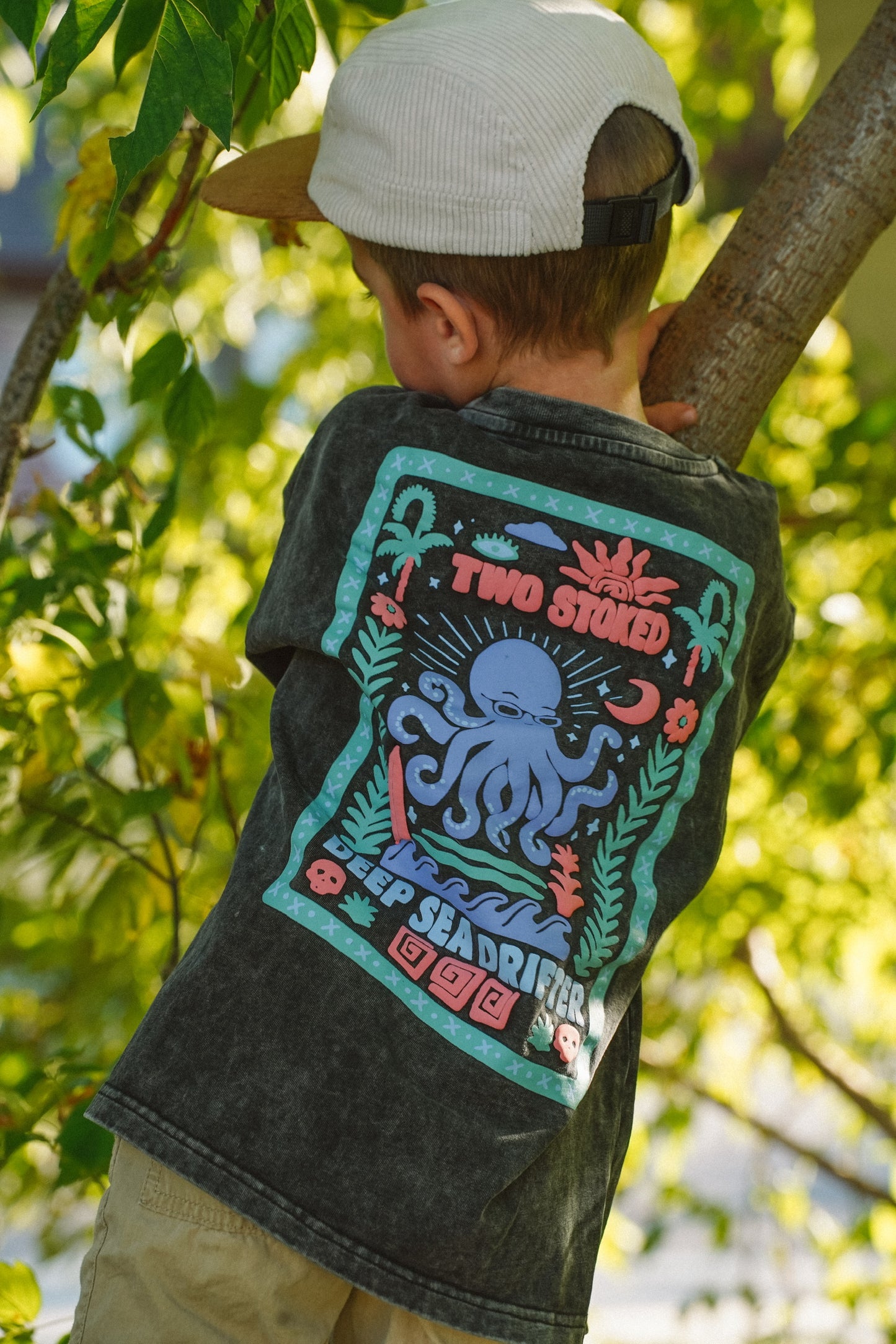 Black oversized kids t-shirt in 100% cotton with washed effect and graphic print on the back