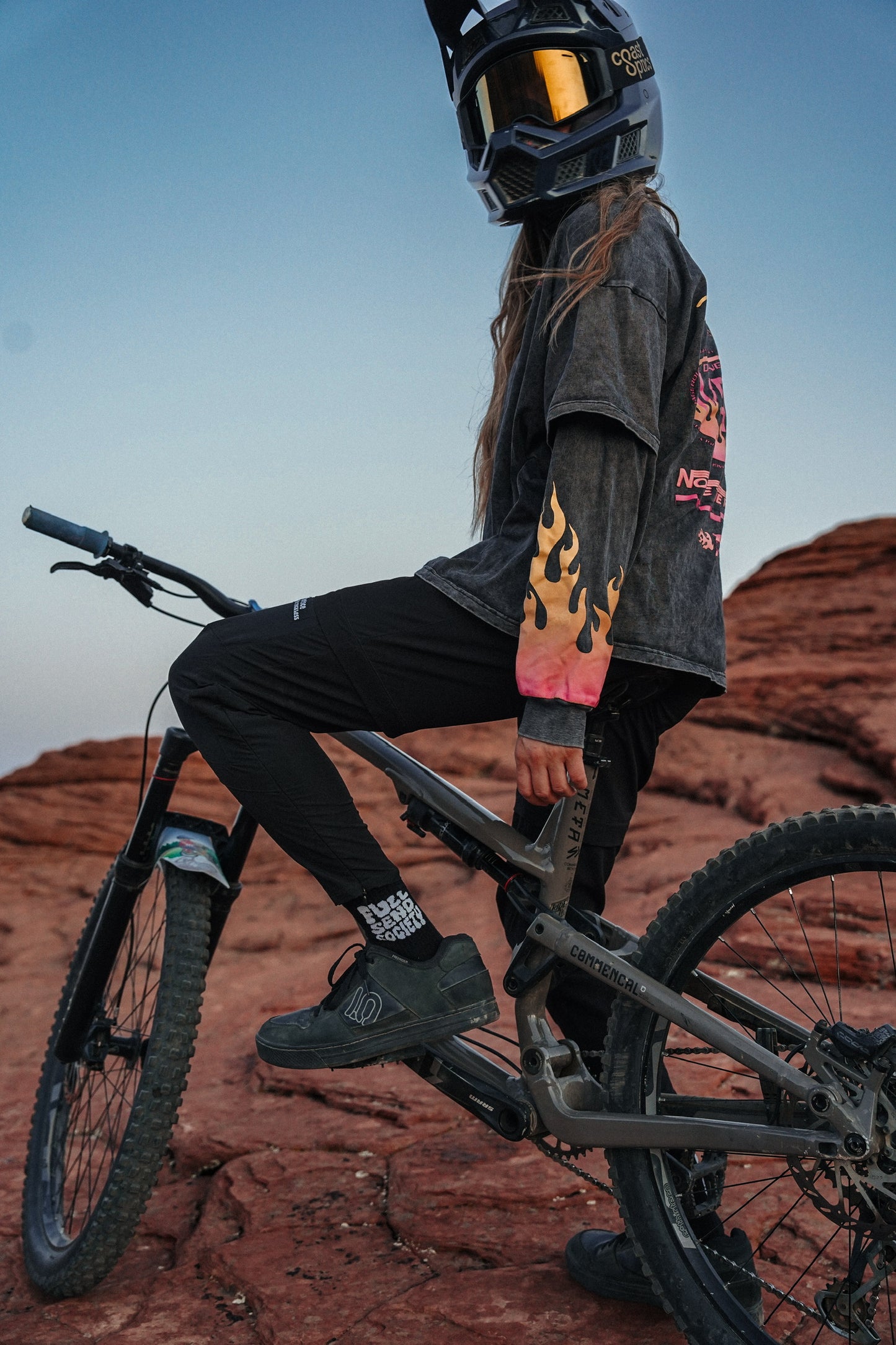 Freeride-inspired mountain bike long sleeve offering relaxed comfort, extra coverage and casual performance for cooler riding days