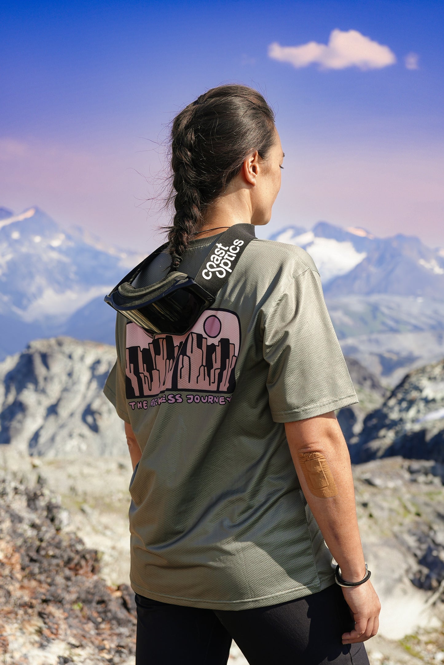 Women’s MTB jersey built for breathable trail performance, warm weather rides and relaxed all-day mountain bike comfort