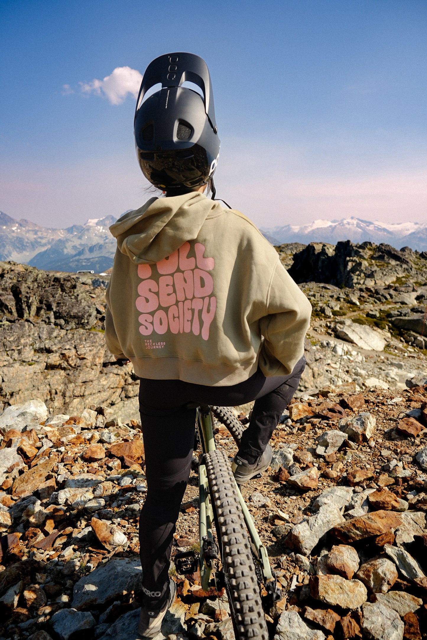 Khaki green cropped MTB hoodie in a mountain landscape, outdoor lifestyle look