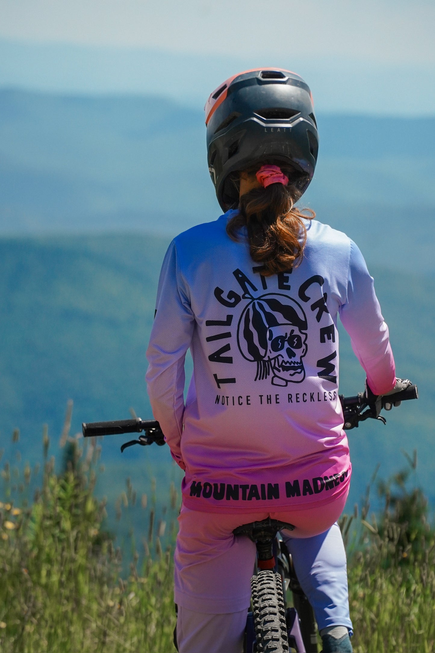 Women’s MTB long sleeve jersey with fuchsia to blue gradient design and moisture wicking material