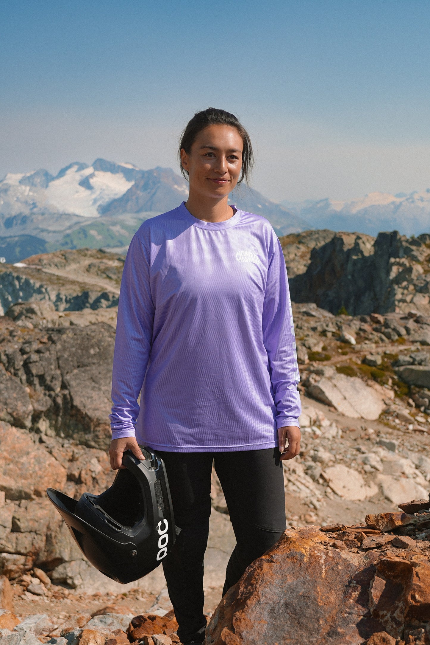 Lilac women’s MTB long sleeve jersey with technical fabric and moisture wicking properties for cycling