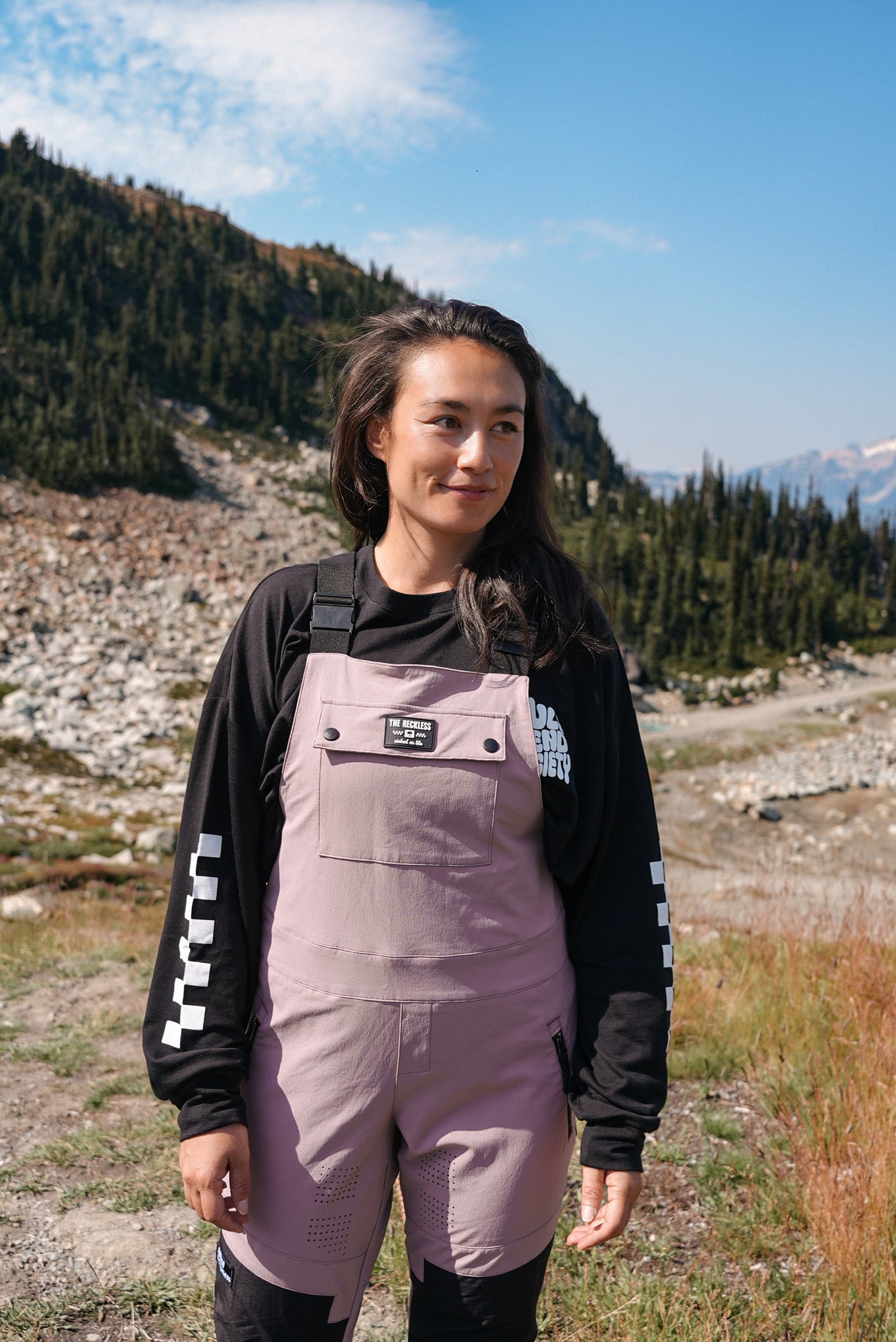 Women’s mountain bike bib in dusty pink with technical fabric and durable ripstop construction