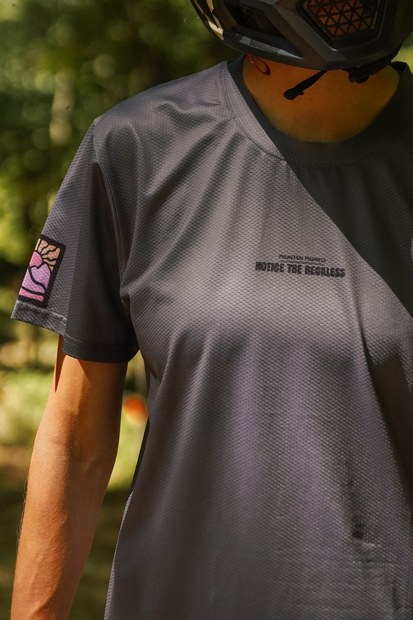 Women’s mountain bike jersey in grey with sublimation print and moisture-wicking fabric