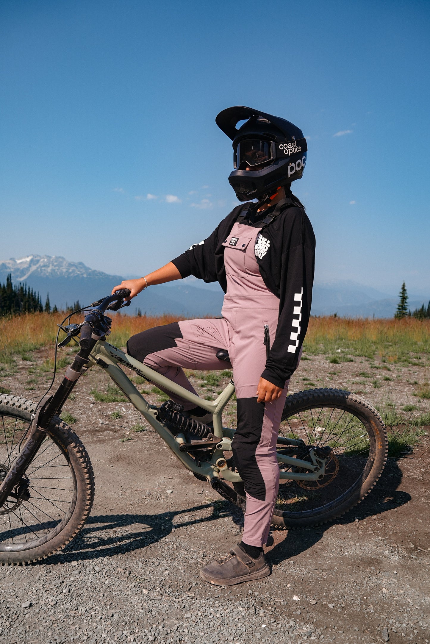 Women wearing dusty pink MTB bib with breathable fabric and performance fit for mountain biking