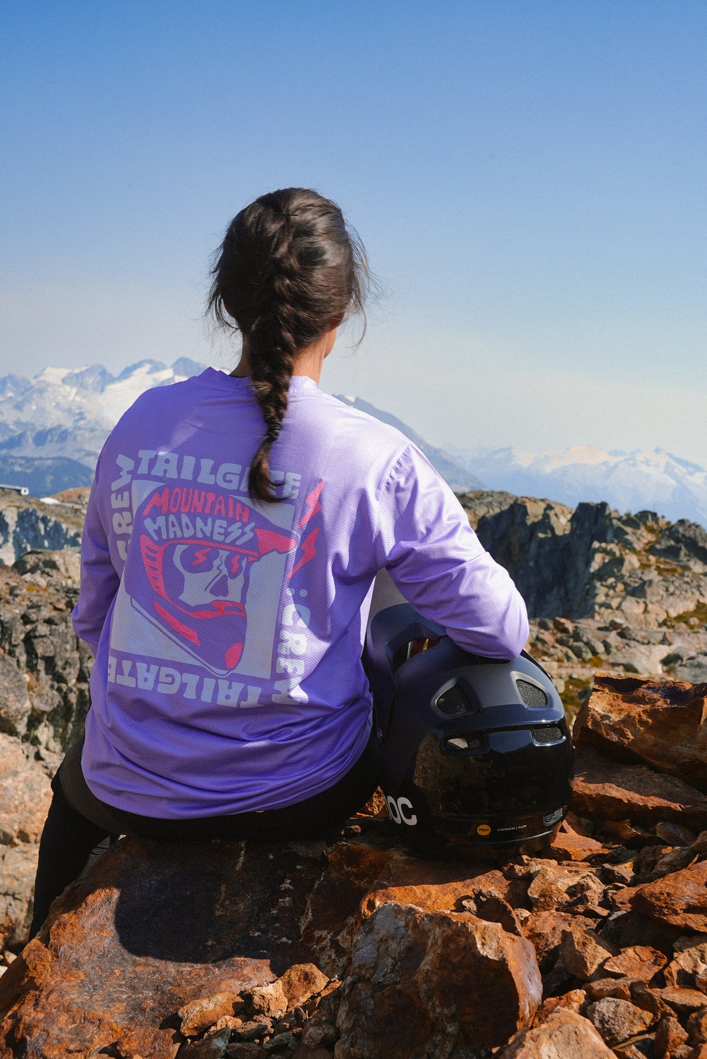 Women wearing a lilac MTB long sleeve jersey with breathable fabric and performance fit for mountain biking