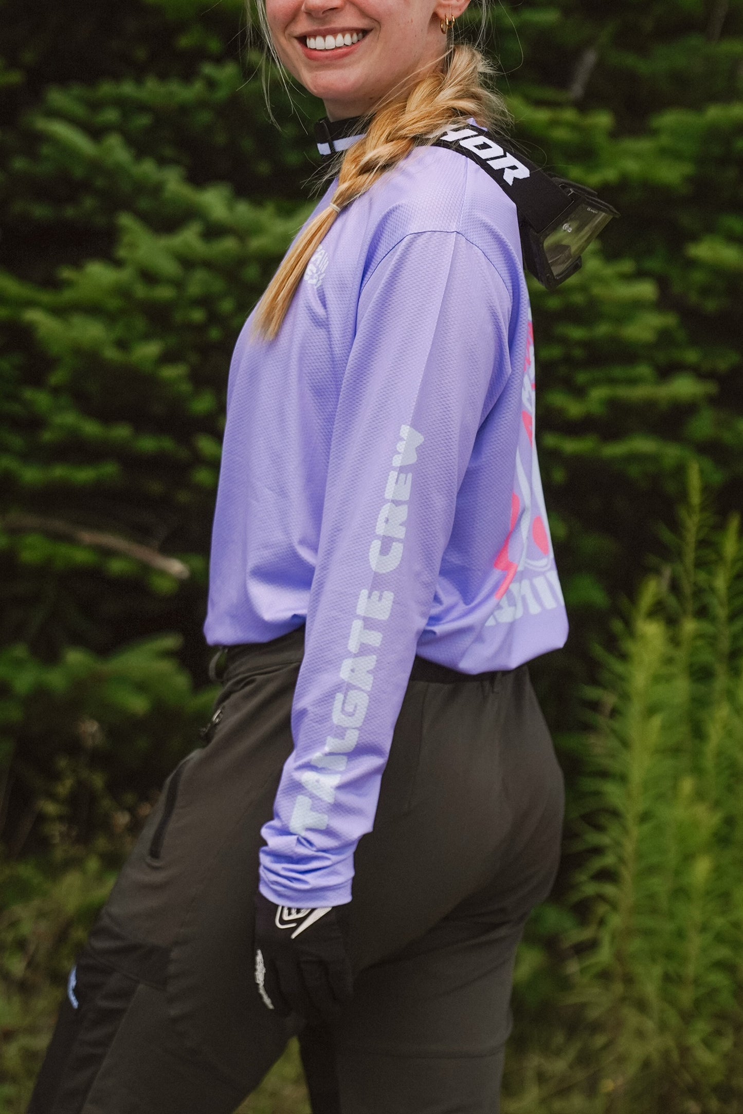 Women’s lilac MTB jersey with long sleeves featuring a back pocket and durable performance fabric