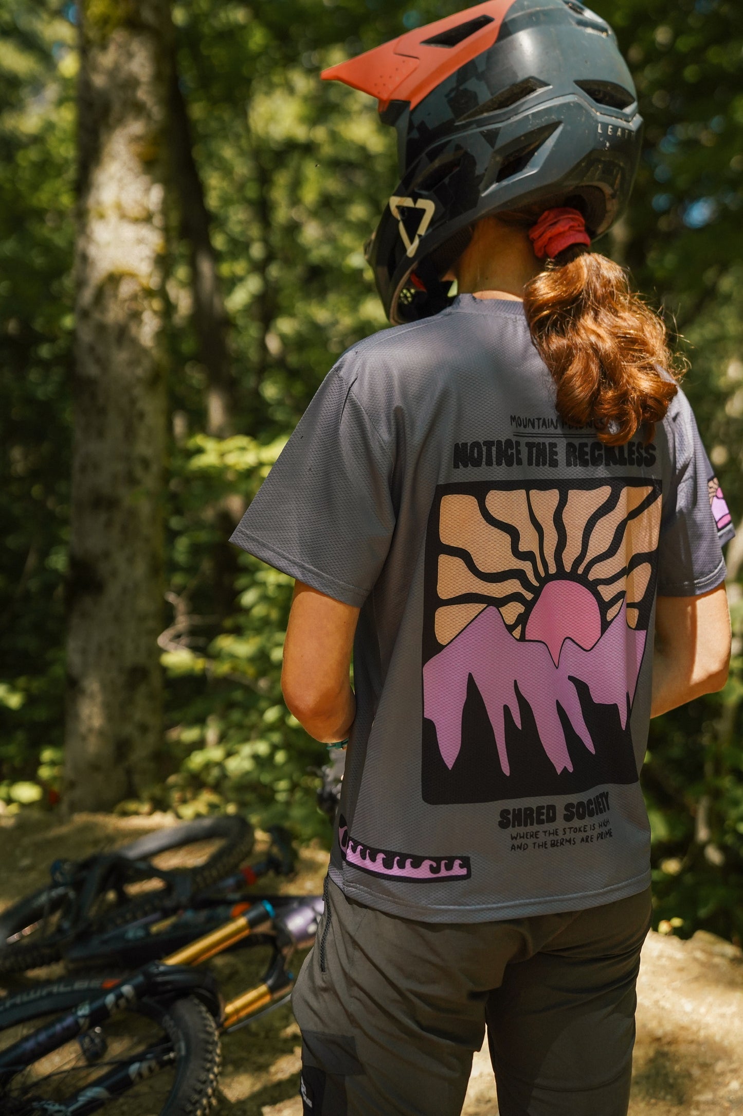 Grey women’s MTB jersey with short sleeves, lightweight material and performance fit