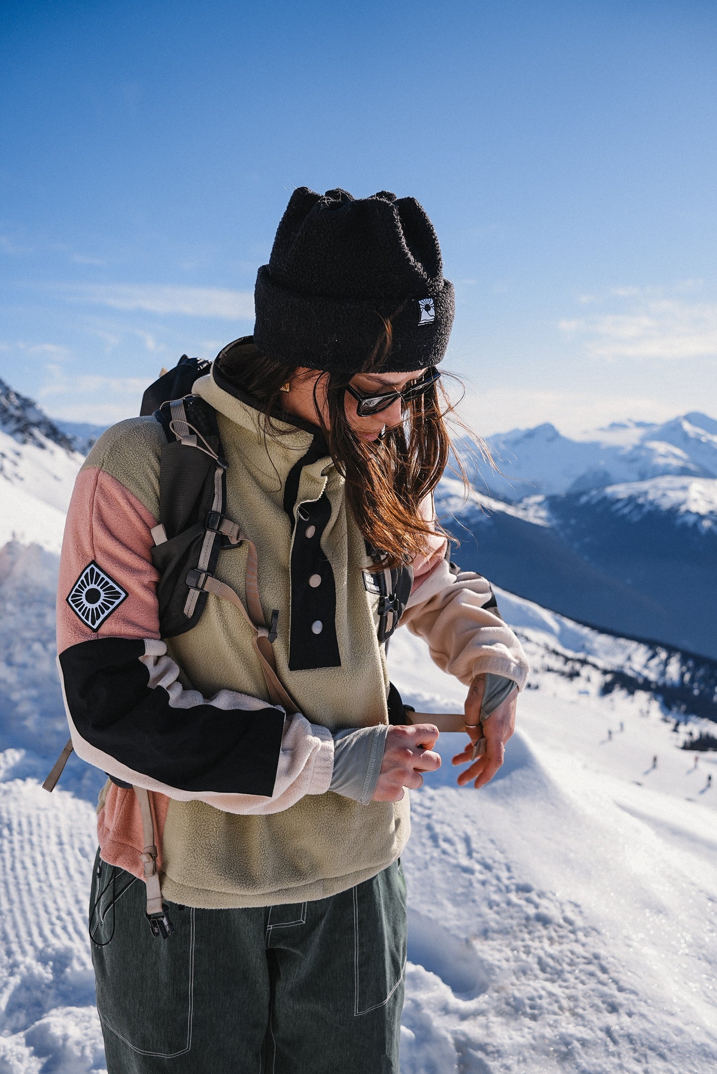 Oversized women's cropped fleece pullover with large placket and color block design