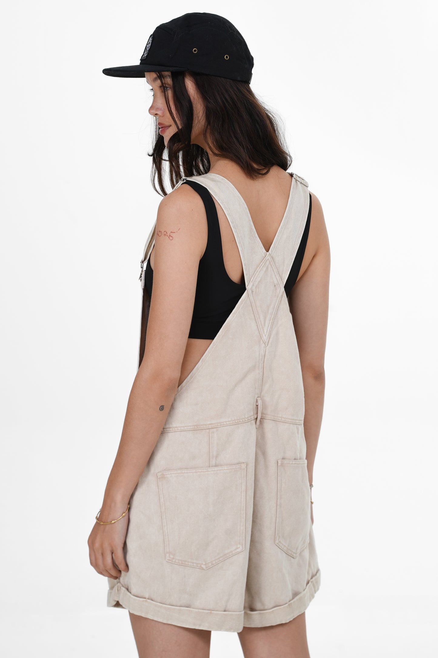 Women’s cotton short overalls with cuffed hem and functional pockets in beige