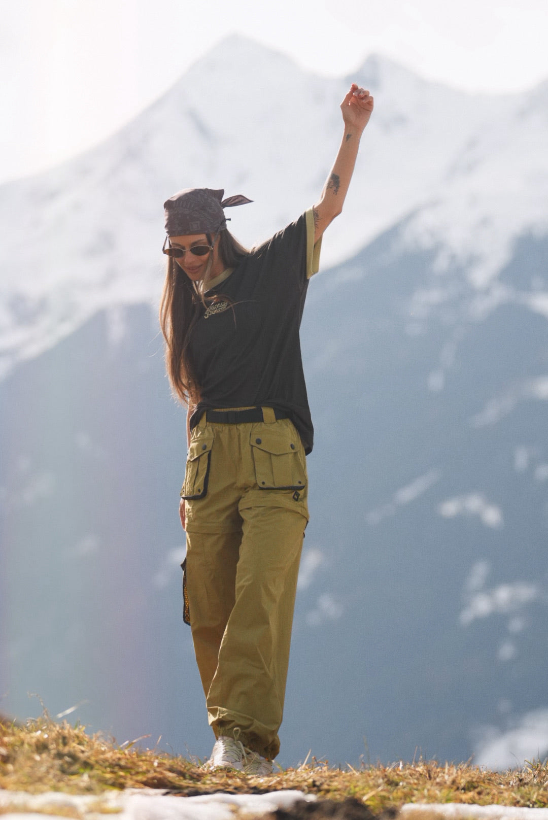 Women's loose fit merino wool hiking tee in charcoal with breathable fabric