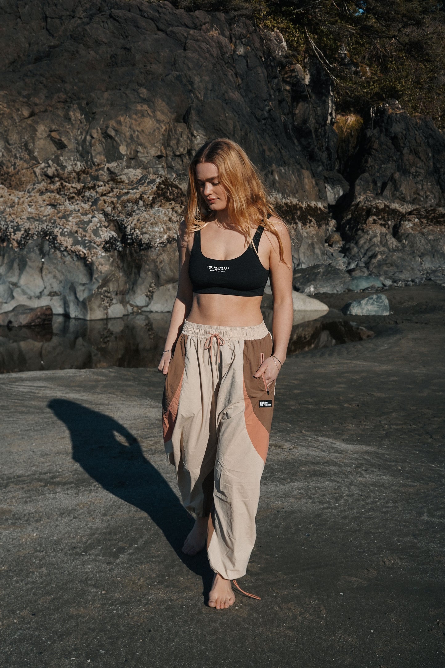 Stylish women’s outdoor barrel pants in brown and beige featuring adjustable waist details, roomy relaxed fit and functional zip pockets ideal for hiking trails and mountain activities