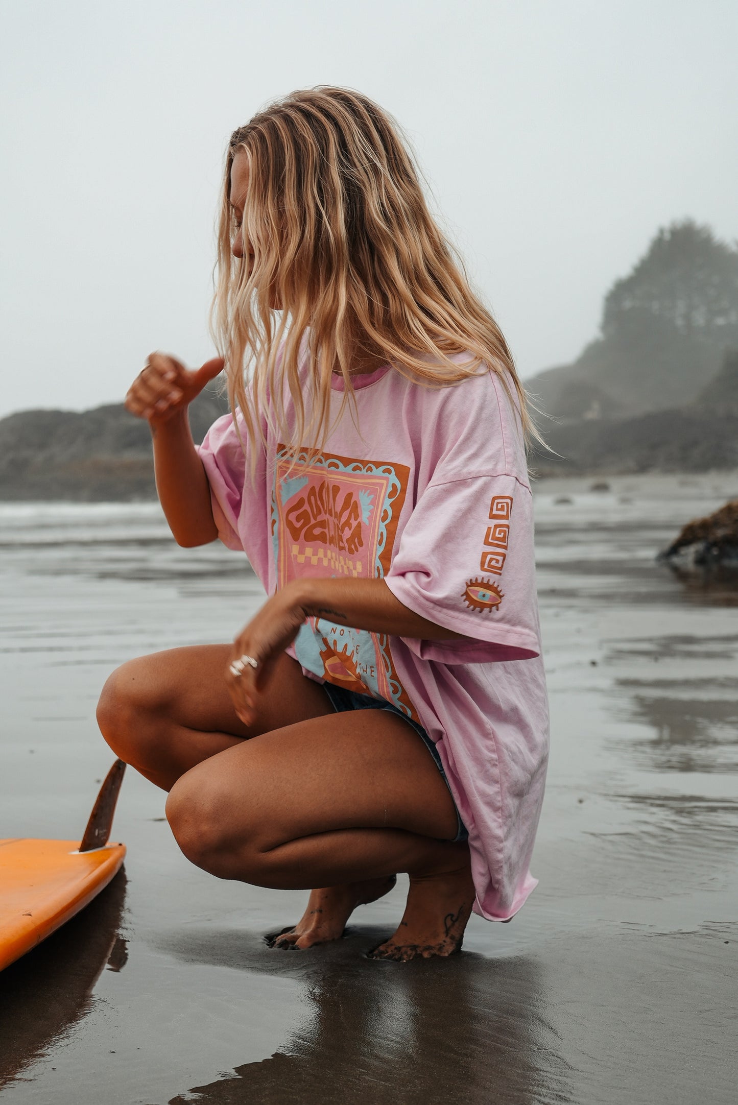 Oversized cotton t-shirt with Good Vibes print designed for beach and surf summer lifestyle