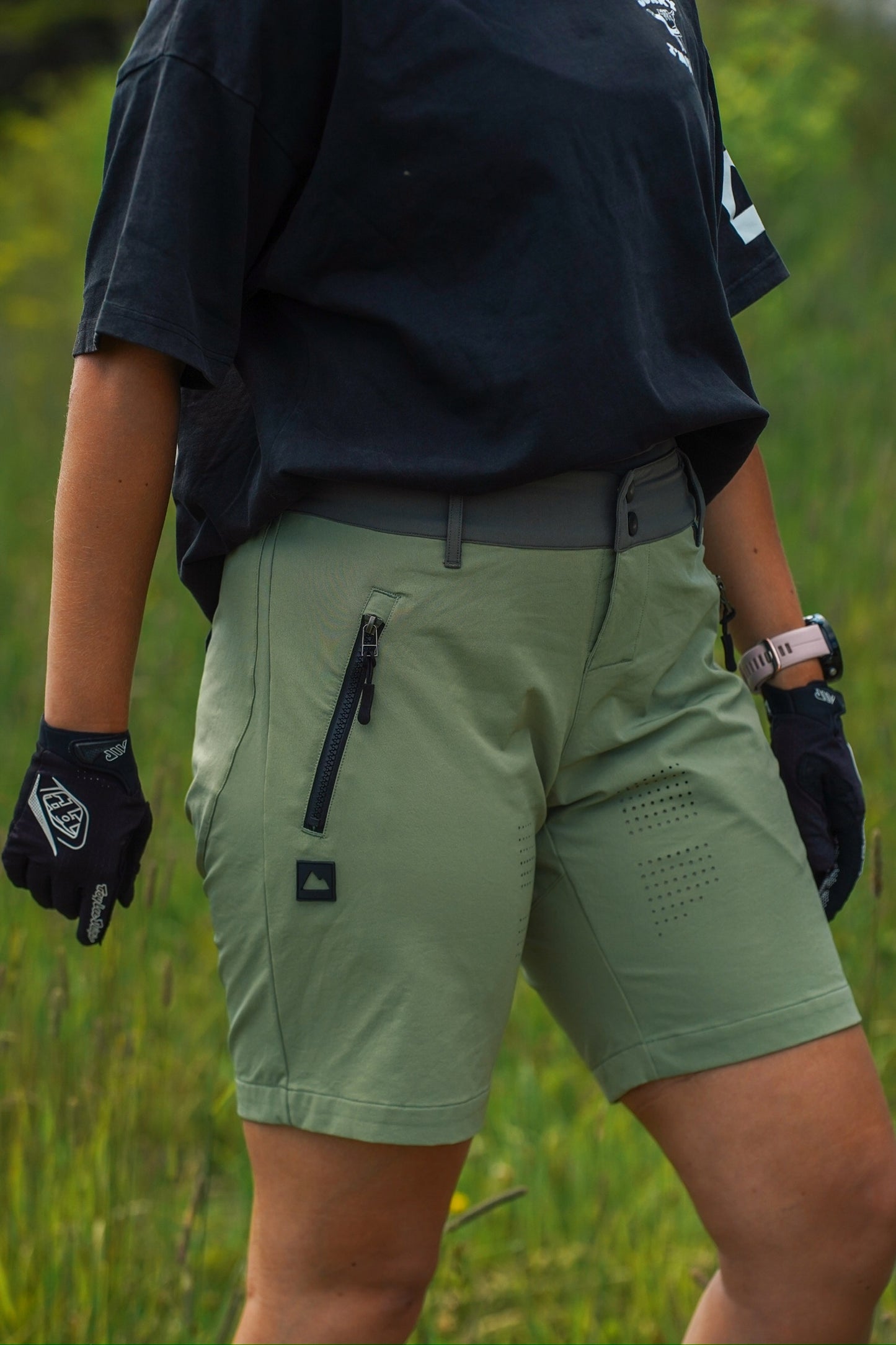 Breathable women’s mountain bike shorts made for long rides, everyday outdoor wear and laid-back mountain bike culture aesthetics